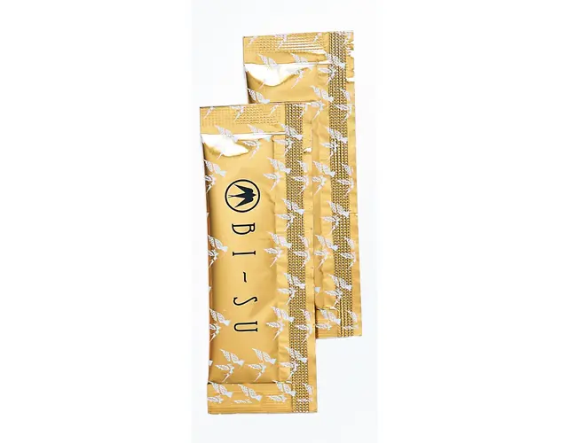 「疲れたときに水なしでチューッと。あとひと踏ん張りできる」。 美巣酵素スティック 3.9g×30本 ￥16,200／エムスタイルジャパン