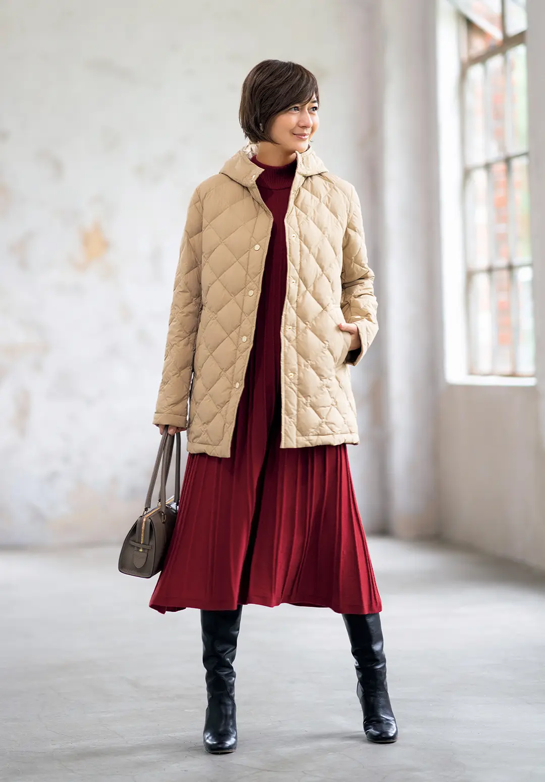 控えめに輝くゴールドボタンでダウンコートを上品な印象に