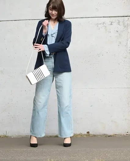 UNIQLO バギージーンズとネイビージャケットのコーデ