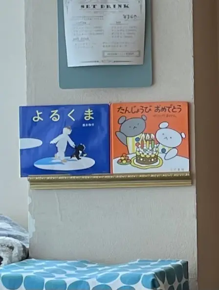 cafe Lumiere、カフェ ルミエール、店内、可愛い、ソファー、可愛いソファー、カントリーテイスト、店内、可愛い店内、子ぐまちゃんシリーズ、絵本、子ぐまちゃんたんじょうびおめでとう、たんじょうび おめでとう、焼きかき氷、焼き氷