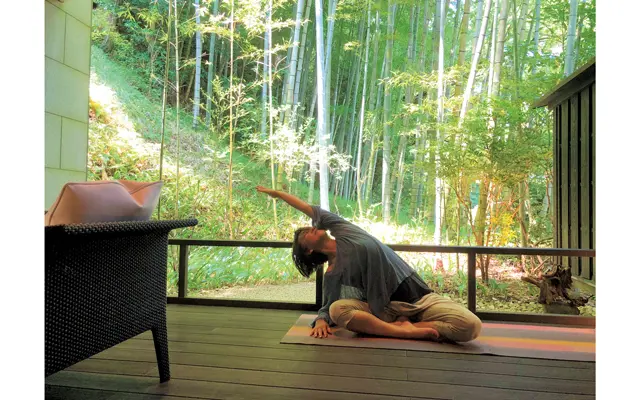 ヨガセッションは客室タイプにより風を感じるテラスや畳敷きの室内で