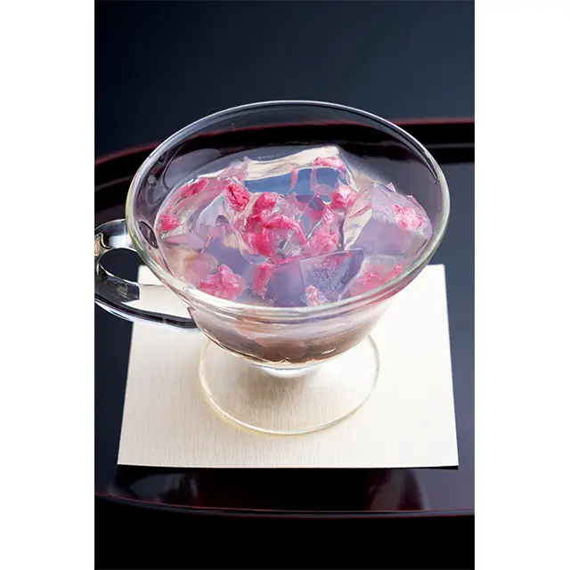 美しくなめらかな寒天製の「琥珀流し」