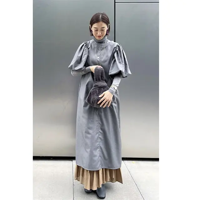 グレーのワンピースとタートルニットをあわせてしゃれ感アップ！