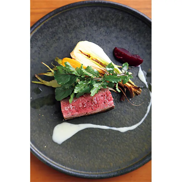 ビーツのペーストとゴルゴンゾーラのソースを 添えた「淡路牛の炭火焼」