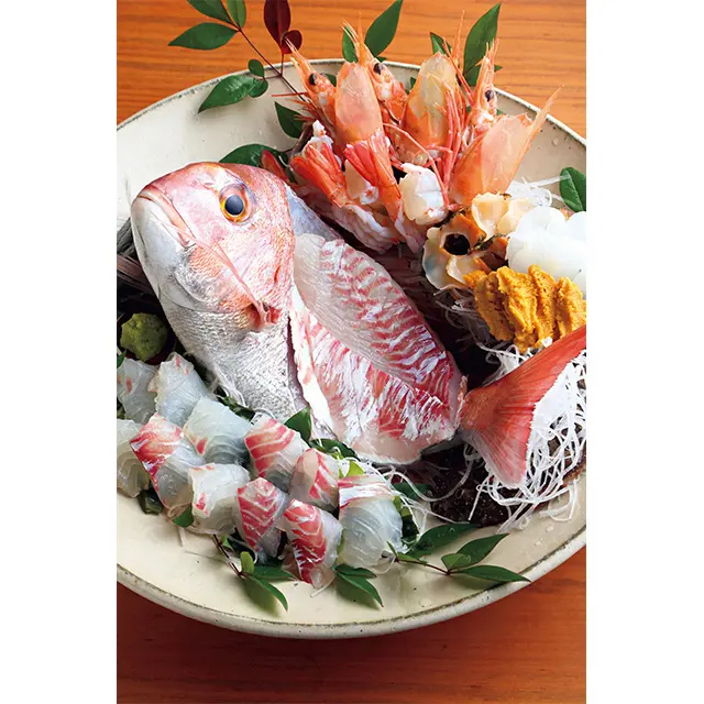 お造りは、地元のセンザン醤油の2年熟成の醤油や塩、スダチを搾って