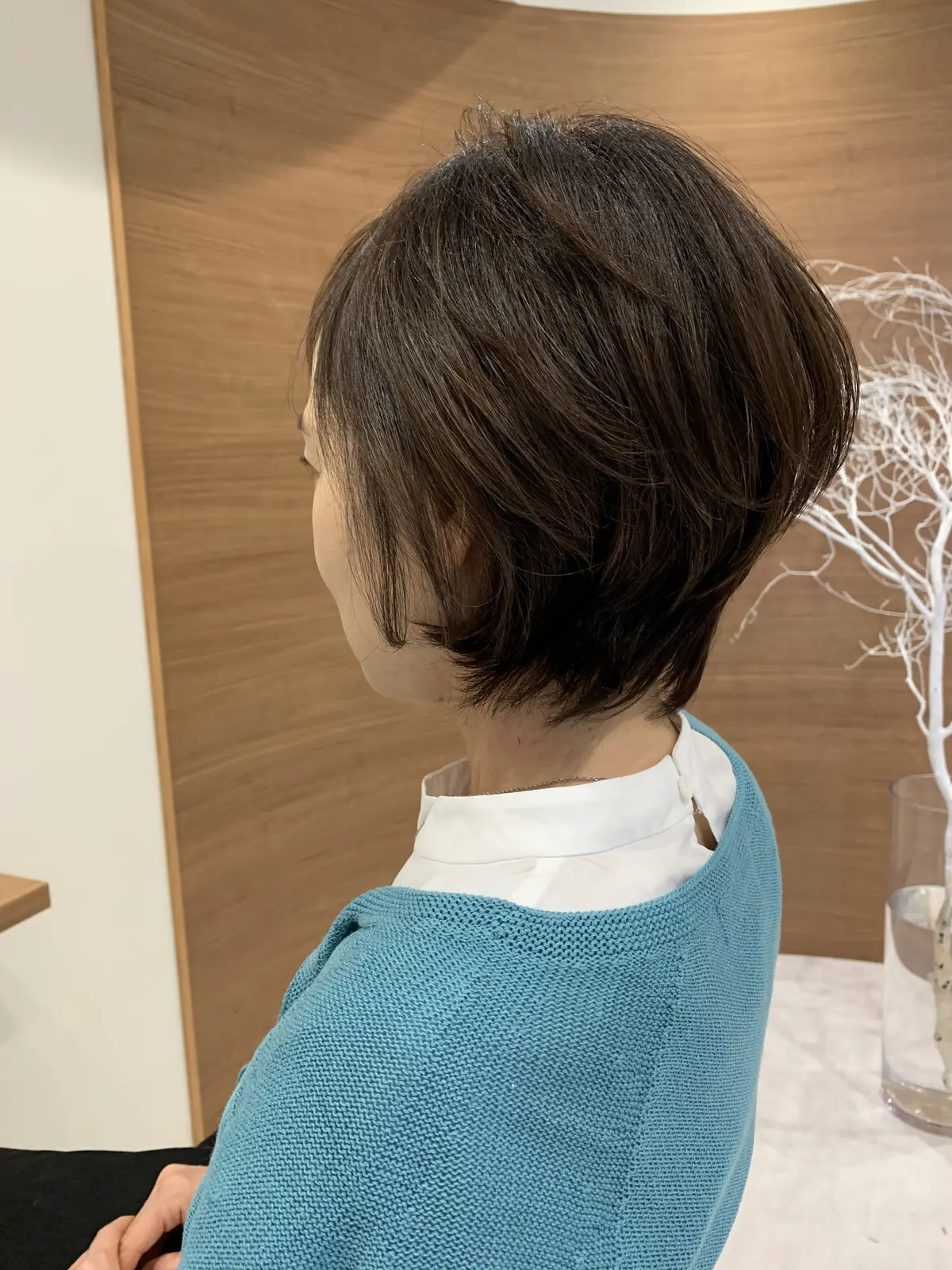 ショートカットの女性の横顔　美容院にて