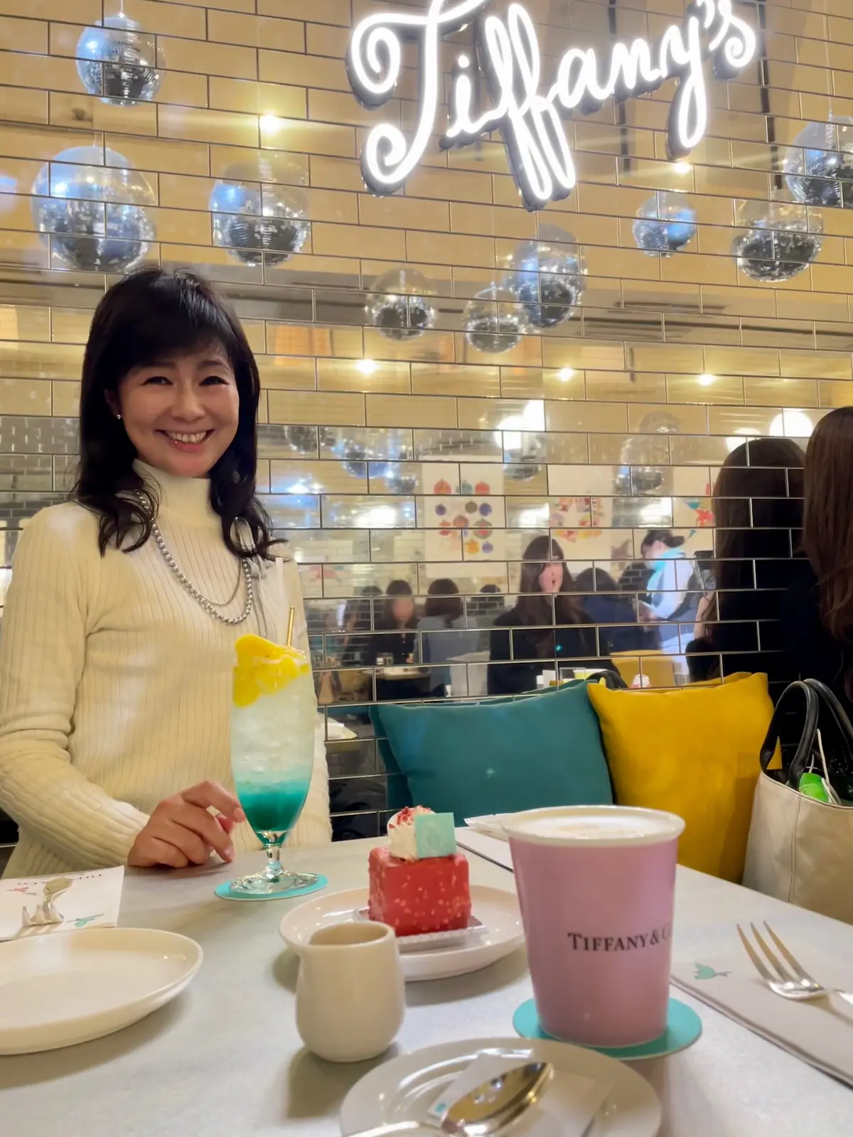 Tiffany Café & Pop-up Store @ ANNIVERSAIRE 表参道。ティファニーカフェ。アニヴェルセルカフェ 表参道。表参道。店内。鏡張り。内装。ティファニーロゴ。ソファー席。白。ニット。白ニット。pool studio alivier。プール スタジオ オリヴィエ。グレーパール。デザインネックレス。ネックレス。ICB。スイーツ。ケーキ。ショコラ。チョコケーキ。ショコラケーキ。ラテ。カフェラテ。ティファニーブルー。ティファニーカップ。ジュース。