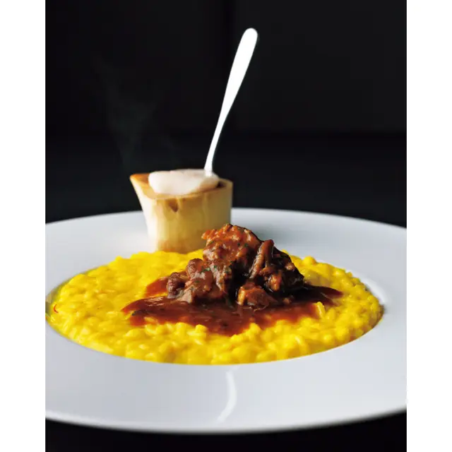 「ミラノっ子定番 サフランリゾットと分解された仔牛の煮込み（オッソブッコ） グレモラータソースとともに」　