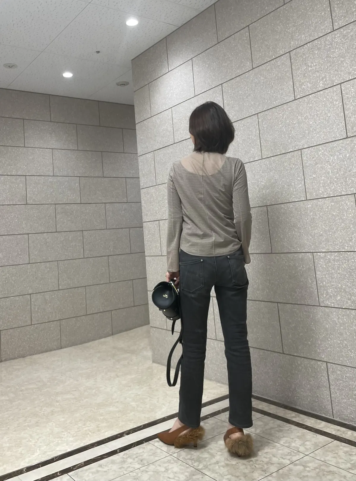 ブラックデニムにファーの靴を。の画像_3