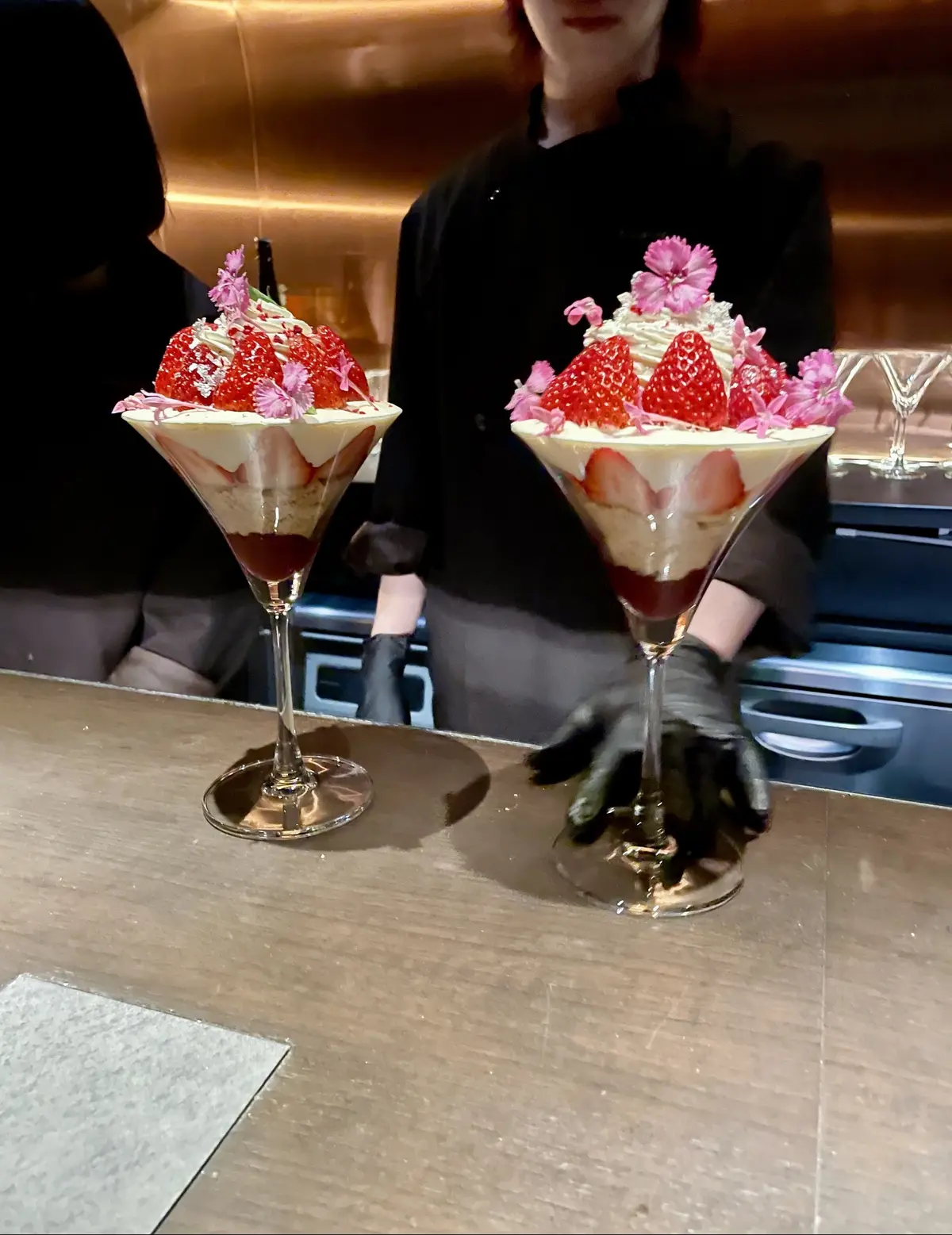 Remake easy、リメイクイージー、店内、カウンター、住所非公開 、会員限定 、募集不定期、1月募集開始、いちごの花畑パフェ、アマレットジンジャー、ジンジャーエール、アマレット、イチゴ、パフェ、生クリーム、お花、ナデシコ、ドリンク、アルコール、カクテル、ノンアルコール、グラス、いちごの花畑パフェ、アマレットジンジャー、ジンジャーエール、アマレット、イチゴ、パフェ、生クリーム、お花、ナデシコ、グラス、