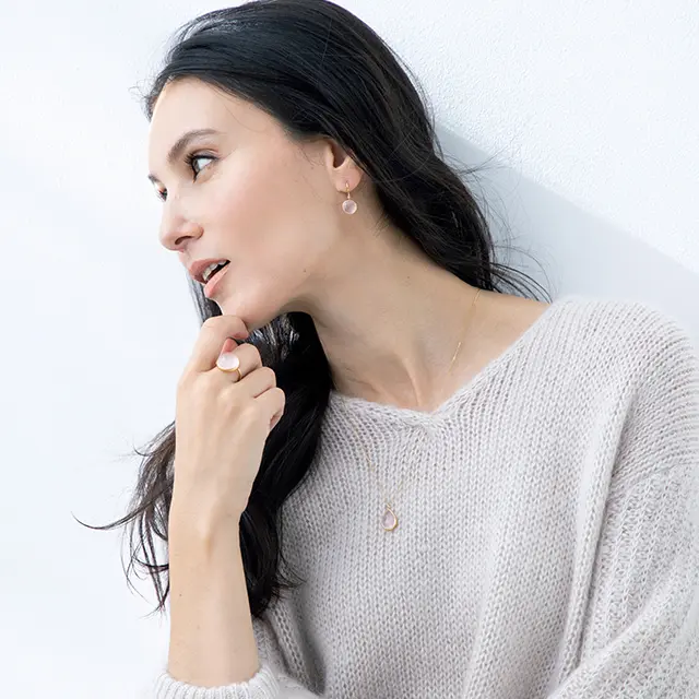 柔ベージュニット　色石　ジュエリー　ピアス　ネックレス