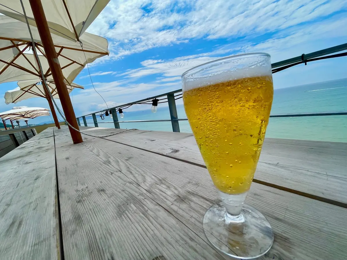 ダブルドアーズネイビーのテラス席でビールを一杯