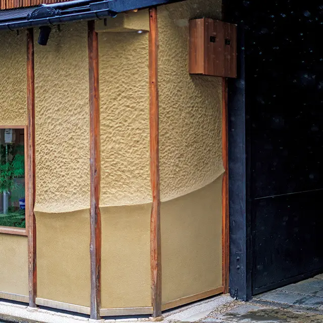 店は閑静な住宅地にあり、 月替わりの鍋懐石が評判