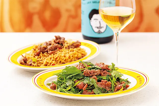 パクチーたっぷり「香菜炒牛肉（シャンツァイチャオニョウロウ）」NTD380、焼きそば「牛肉炒泡麵（ニョウロウチャオパオミェン）」NTD380。鍋料理以外にも小皿が豊富