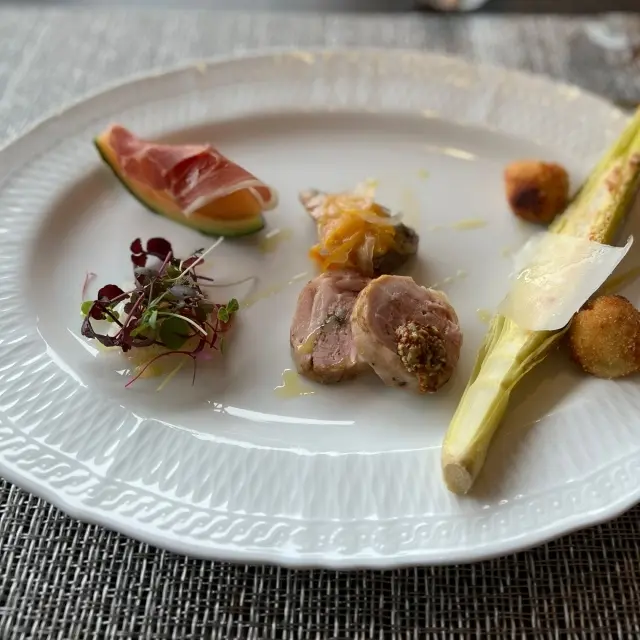 焼き立てパンも、ポテトのスフレ仕立てのスープも良いお味で、次のお皿への期待が高まります。