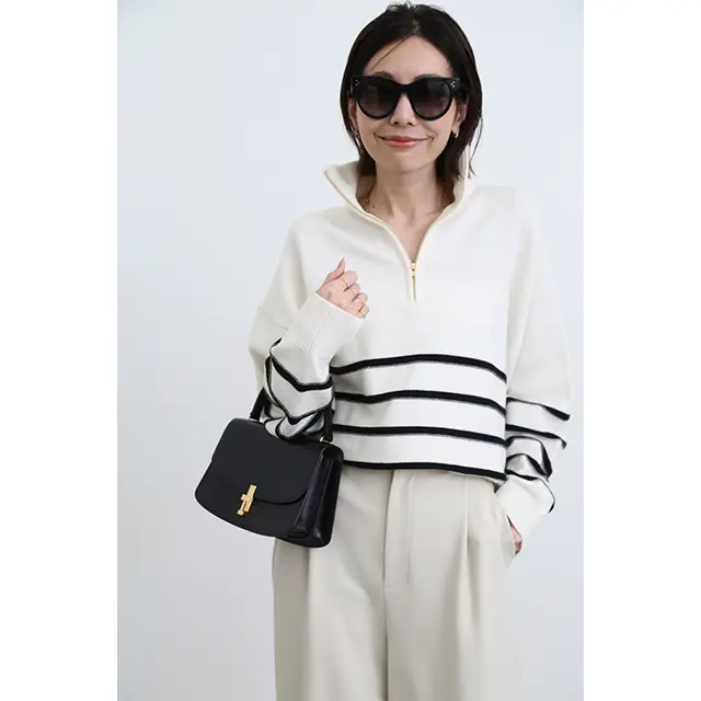 春のトレンドアイテム、ボーダーニットは、ピッチが細めでジップもゴールドなので、カジュアルすぎず大人も取り入れやすいデザイン。同色系のワイドパンツを合わせて、軽やかにまとめて。