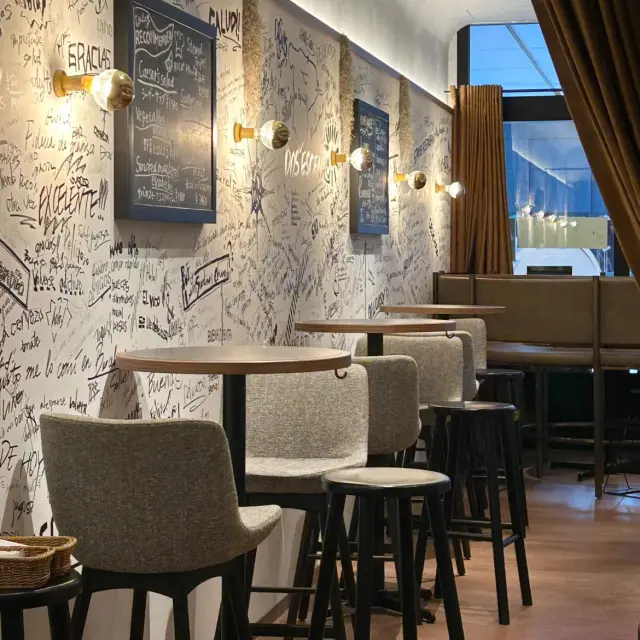 ウォールアートがお洒落なお店で二次会。の画像_1