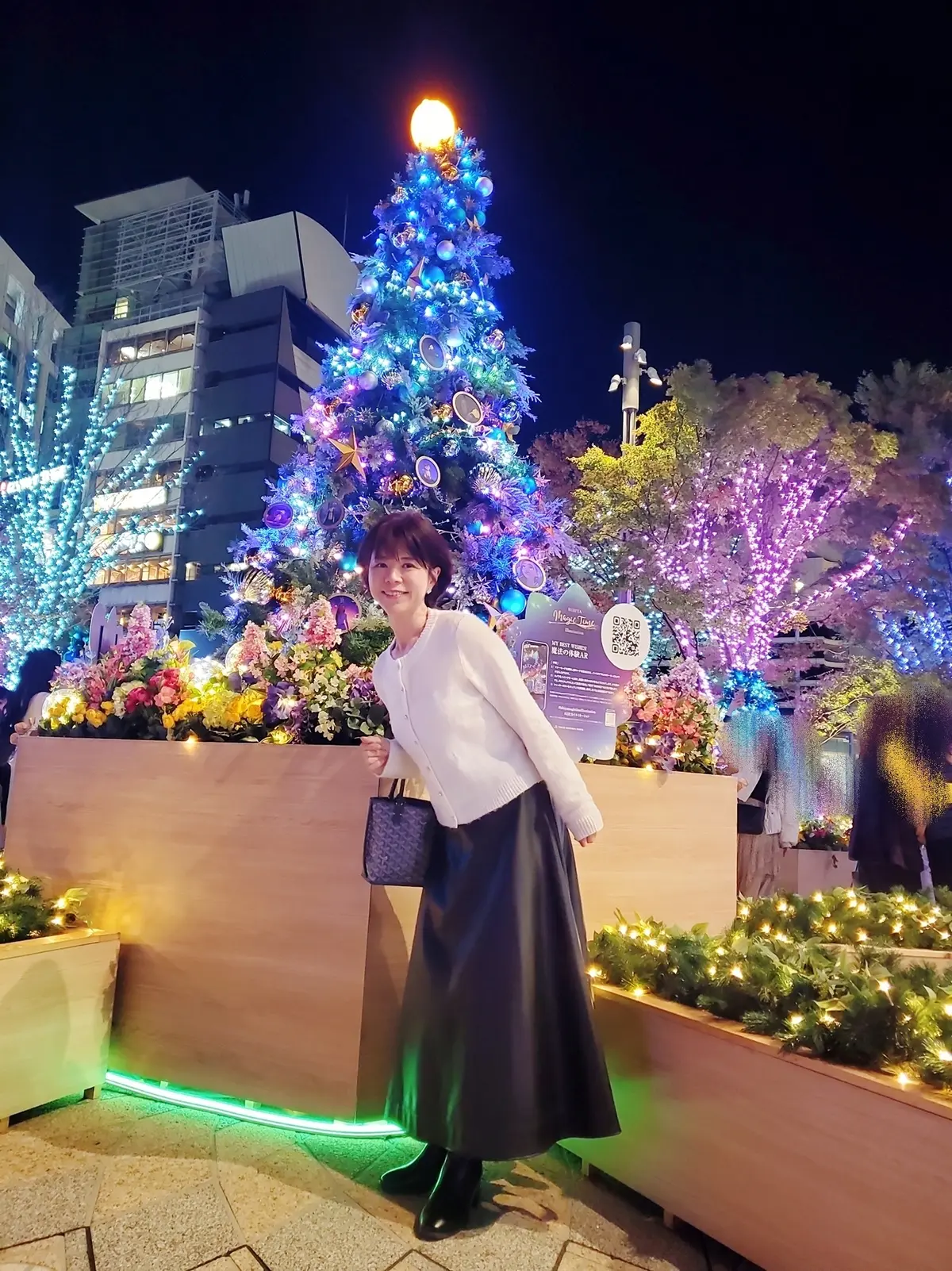 ミッドタウン日比谷のクリスマスツリーの前で。