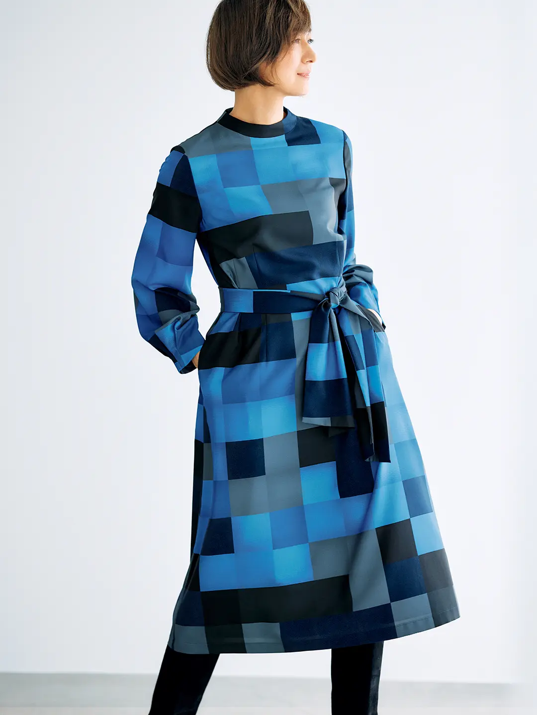 ブルーグラデーションのブロック柄を楽しむ上品シルエットのワンピース