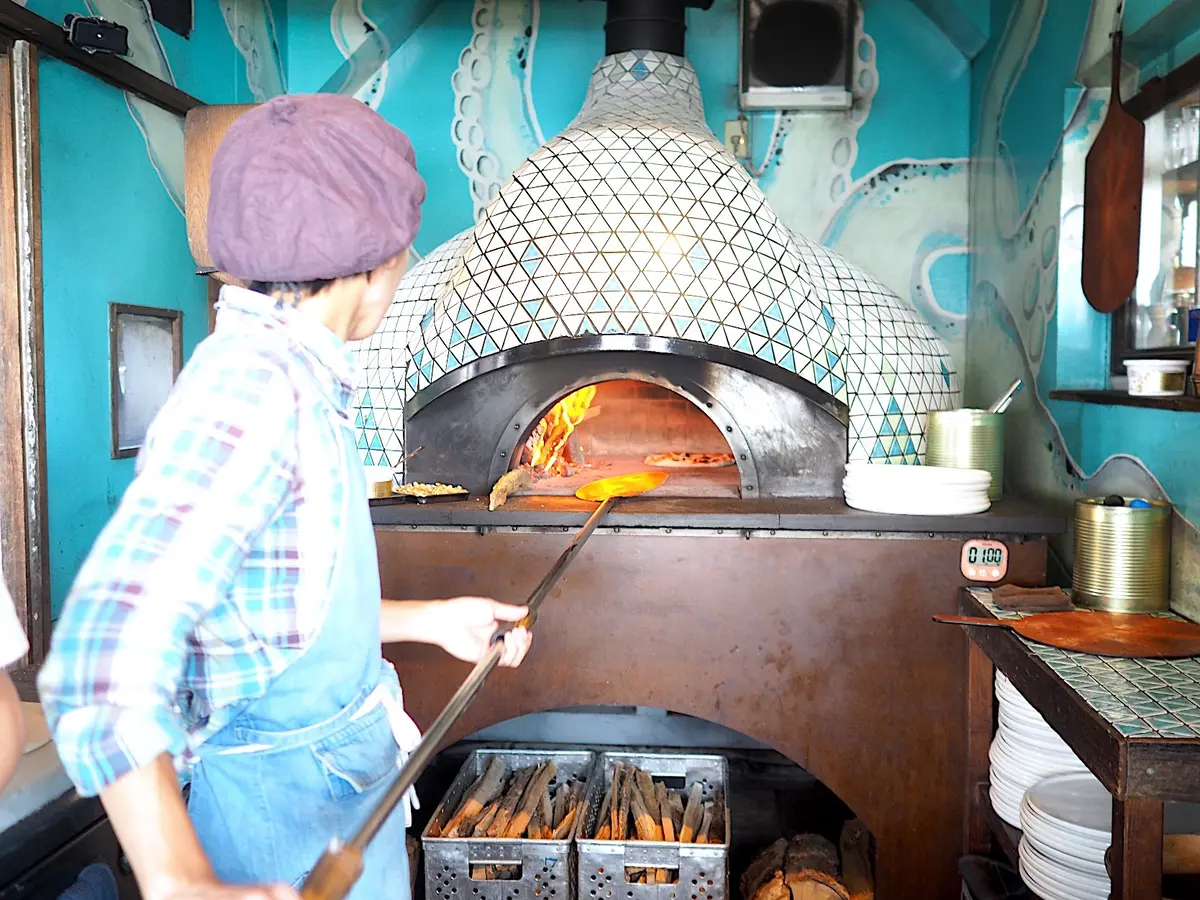 地元愛知県の食材にこだわり、薪窯で一枚ずつ焼きあげてあります。