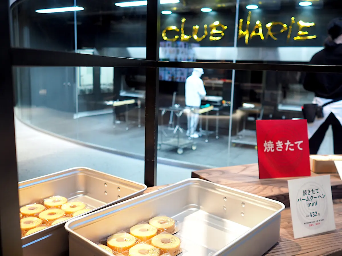 バームファクトリーではバームクーヘンを作る様子も間近で見られます！