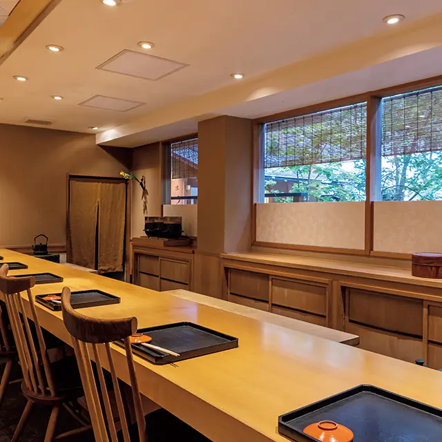 料理を五感で楽しめるカウンター。