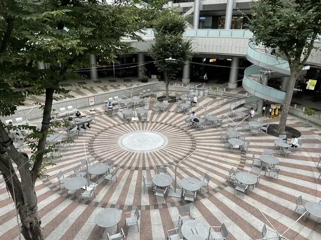 新宿アイランドタワービルの中庭