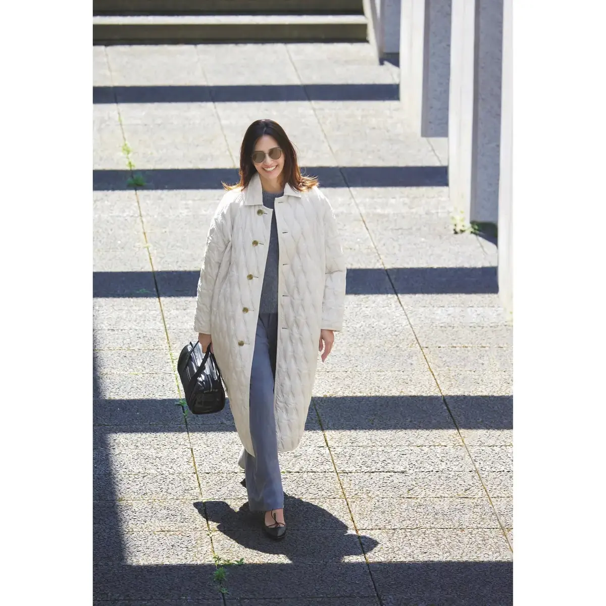 グレージュのキルティングコートをはおって、防寒対策しながら洗練されたムードを手にいれる。最高気温12℃