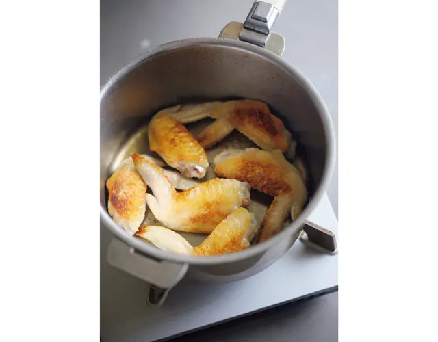 手羽先は焼きつけると、くさみもとれて、香ばしさもプラス。見た目もおいしそうな色に。