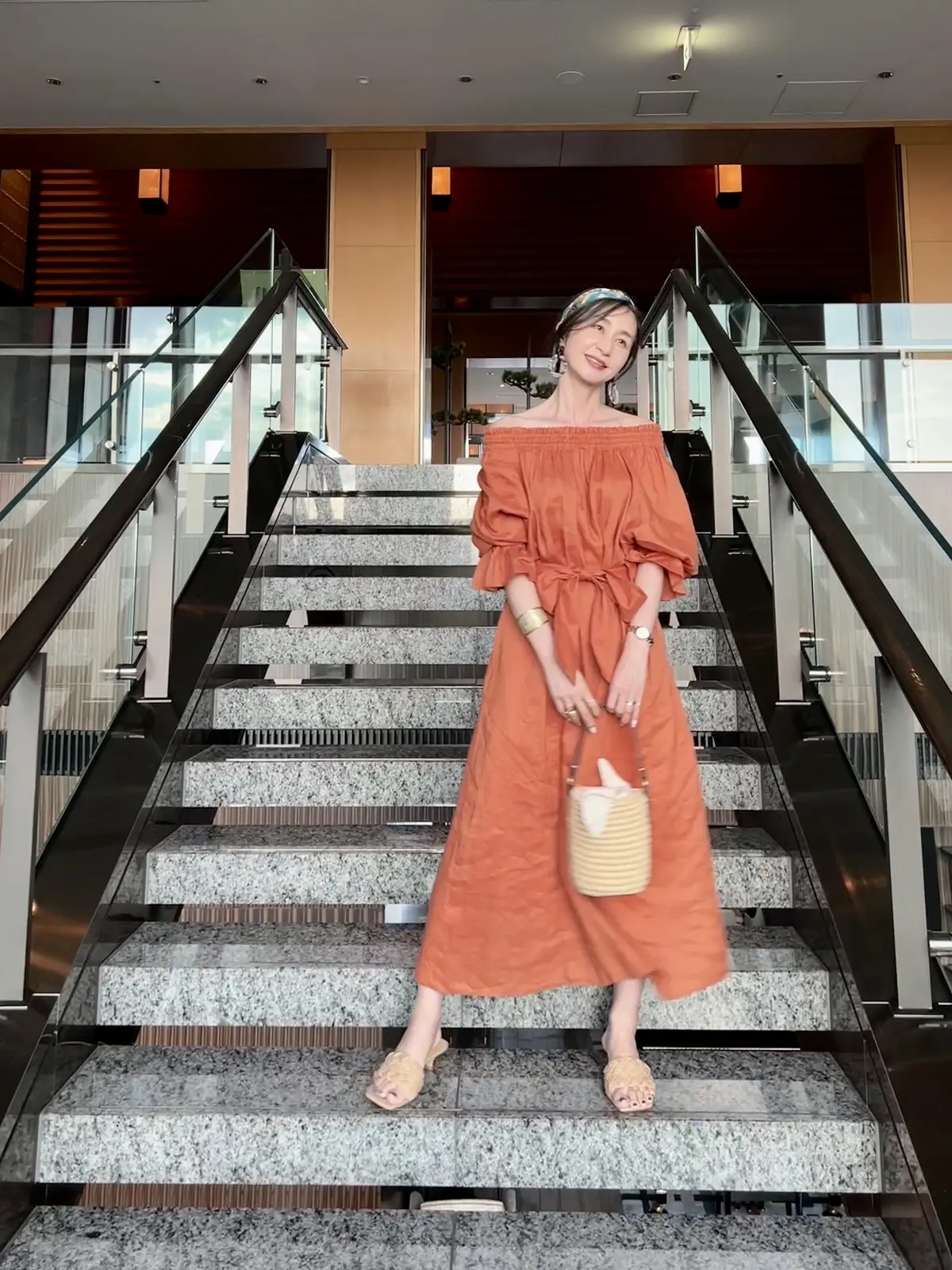 テラコッタカラーのオフショルワンピース