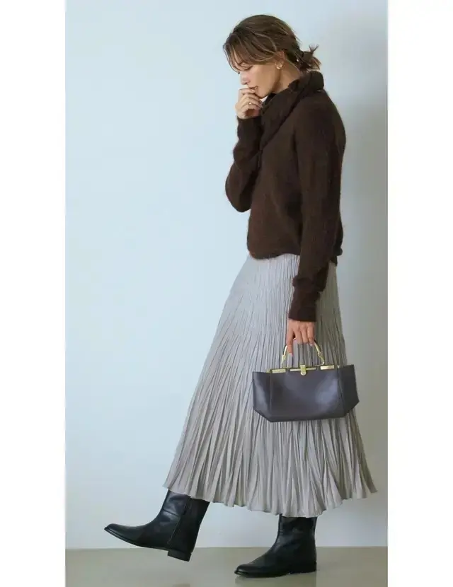 ビターな配色も着映えプリーツで女らしく華やぐ