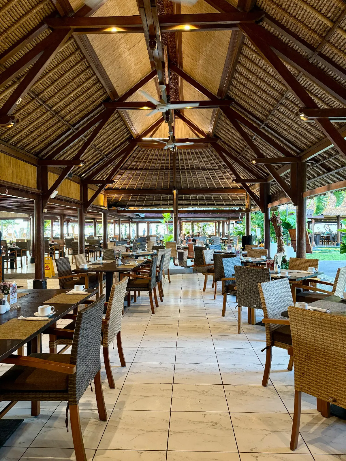 バリ島　サヌール　50代夫婦旅行　BALI 　プラマサヌールビーチホテル　PRAMA SANUR BEACH BALI　朝食レストラン