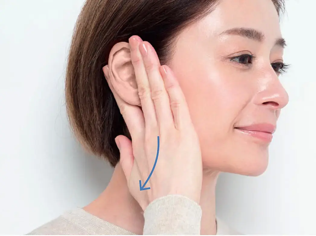 1.耳をはさんでさするだけでリンパの流れが整う