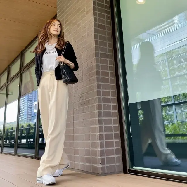 淡いイエローパンツにツイードジャケット