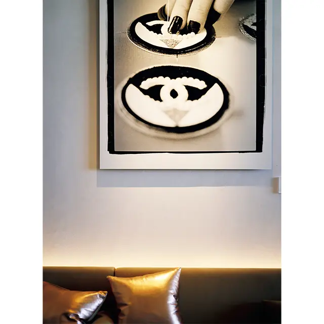 刺繡の工房アトリエモンテックス で撮影された作品がラウンジに