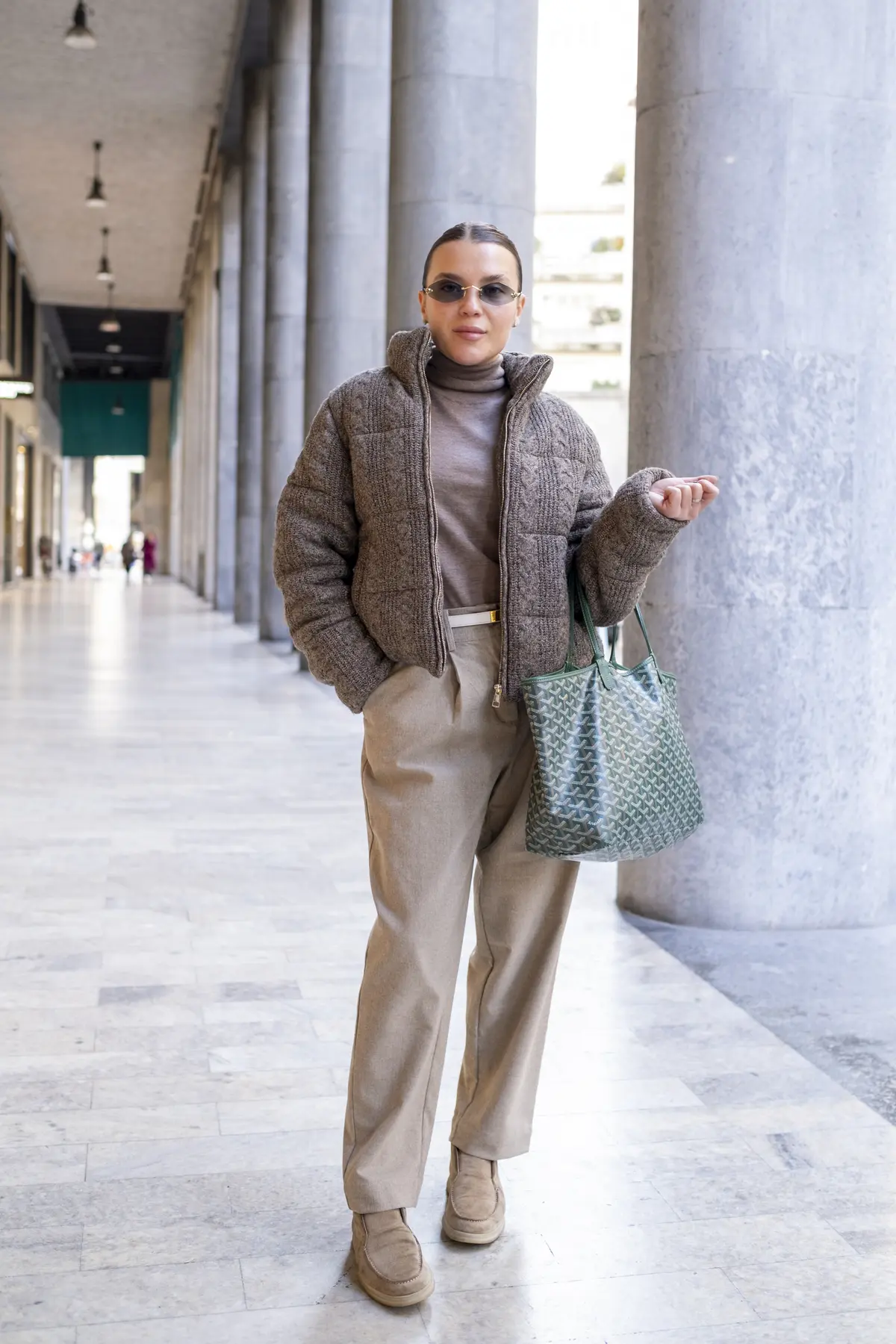 ファッションスナップ　ダウンコート　ファルコネーリ　パンツコーデ