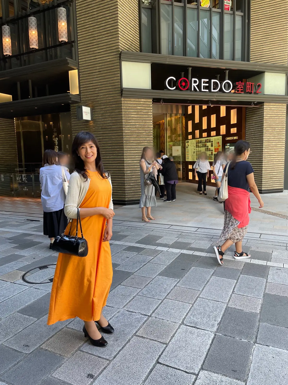 「「Immersive Museum TOKYO 2023、イマーシブミュージアムTOKYO 2023、オレンジ、ワンピース、ワンピースコーデ、ハロウィン、秋、ハロウィンコーデ、秋服、秋服コーデ、カーディガン、ゴールド、ベージュ、シャンパンゴールド、ボレロ、ベージュカーディガン、黒、黒バッグ、型押しバッグ、黒エナメルバッグ、エナメルバッグ、エナメル型押しバッグ、ヒール、黒ヒール、5cmヒール、ボブ、ボブヘア、コレド室町、COREDO室町、入り口、エントランス