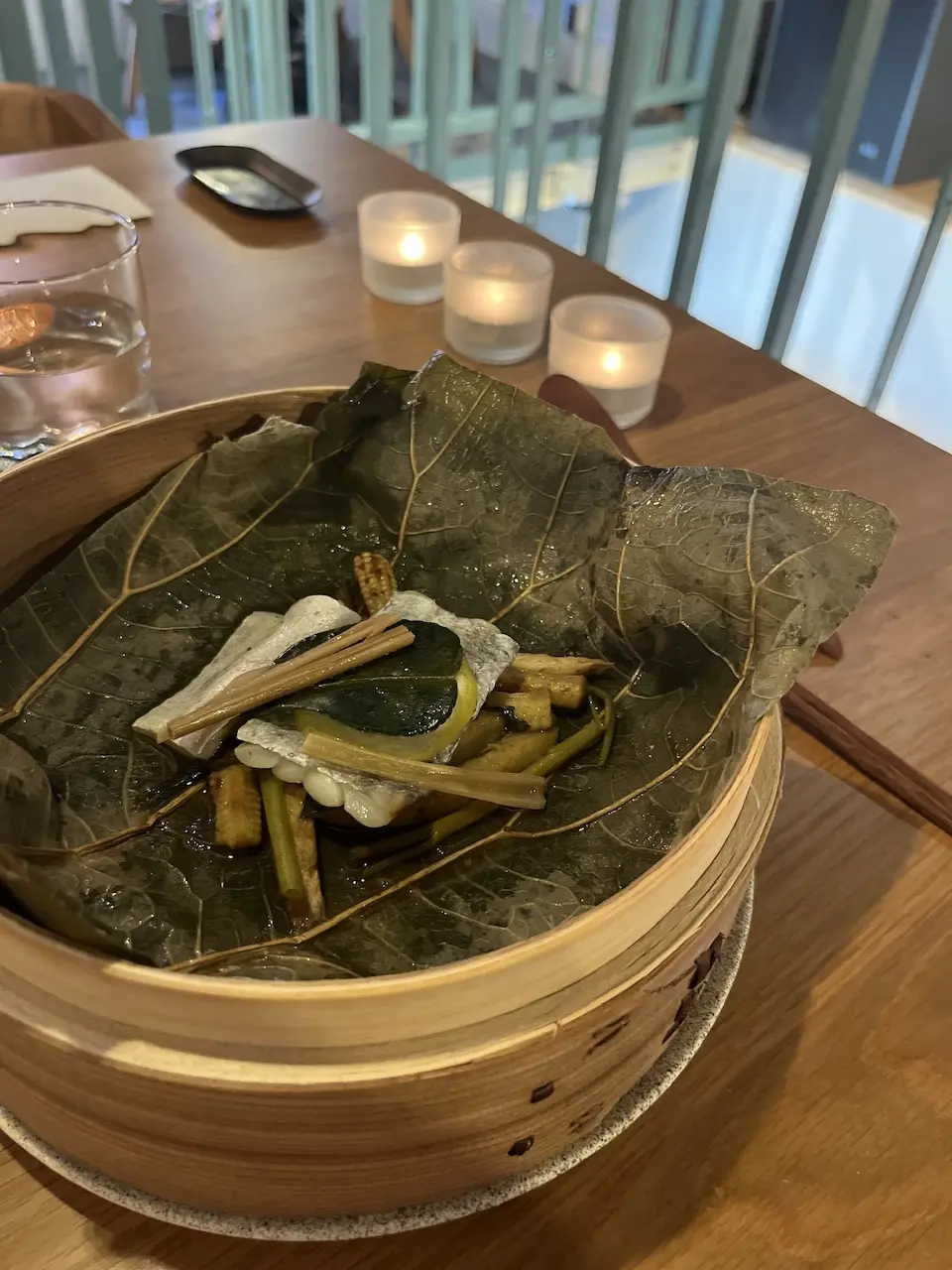 太刀魚とアジアンハーブ　蓮の葉包み蒸し　マコモダケや空芯菜　自家製サテソース添え