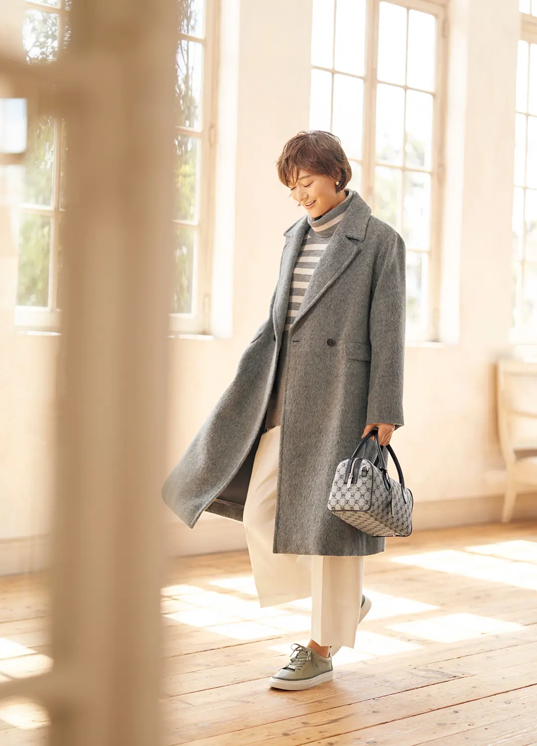 グレー×白の洗練配色で魅せるボーダースタイル