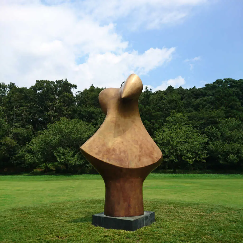 ヘンリームーアの像