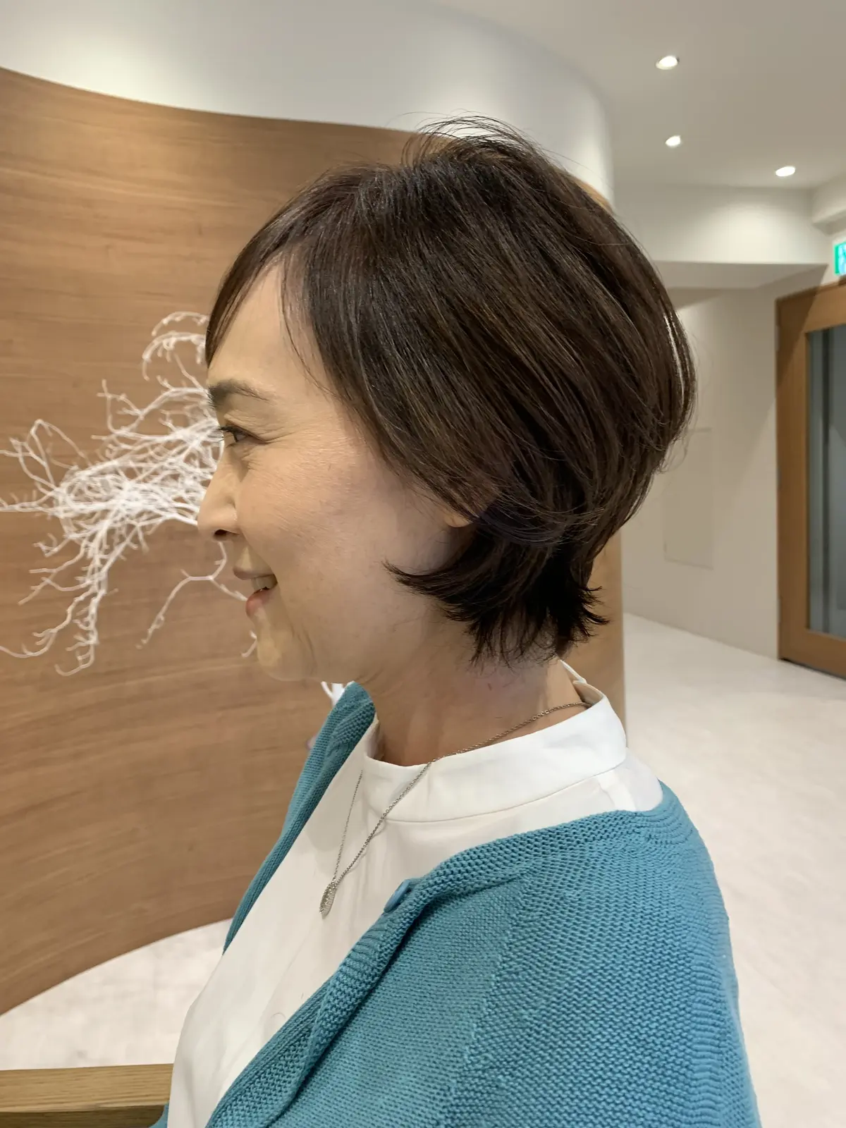 笑顔のショートカットの女性