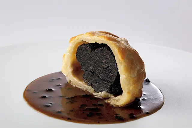 「レ セゾン」では、シグネチャーメニュー「黒 トリュフのパイ包み焼き」もヴィーガン仕様に