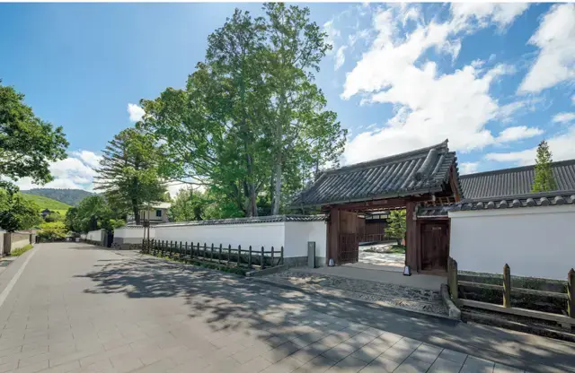 寺院のような風情のホテル表門