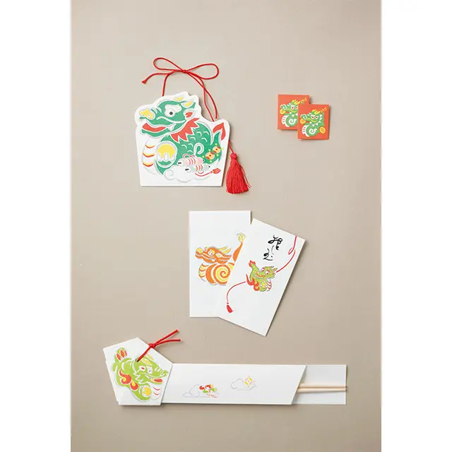 手前から、御祝箸3枚￥1,200、ぽち袋（左）赤龍3枚￥700、（右）みやび 辰3枚￥600、（上）カードも入るサイズの福運び辰2枚￥900、小銭を種 として財布に入れておくとお金が増える縁起物、たね銭入れ･招き辰3 枚￥600