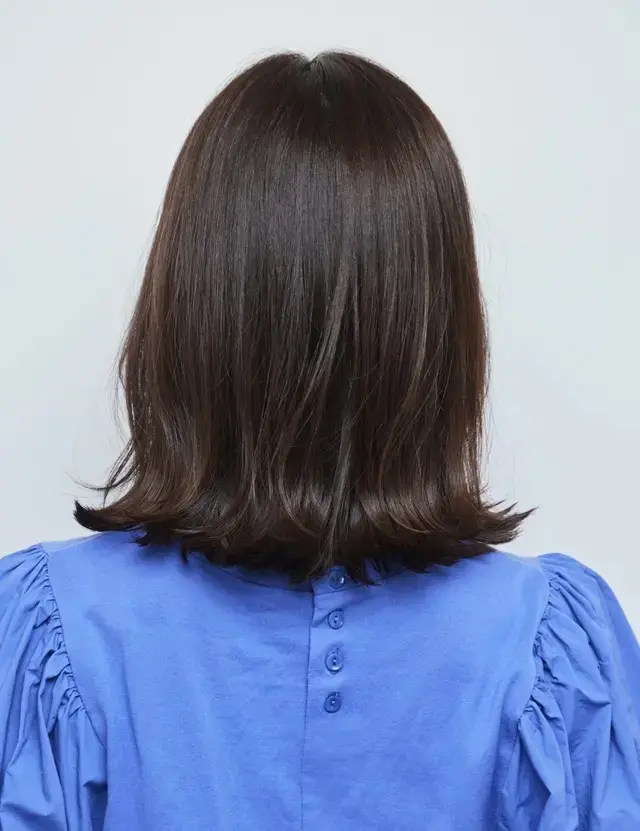 50代に人気のくびれミディアムできゅっと理想的な小顔印象に！【50代髪型・ヘアスタイル】