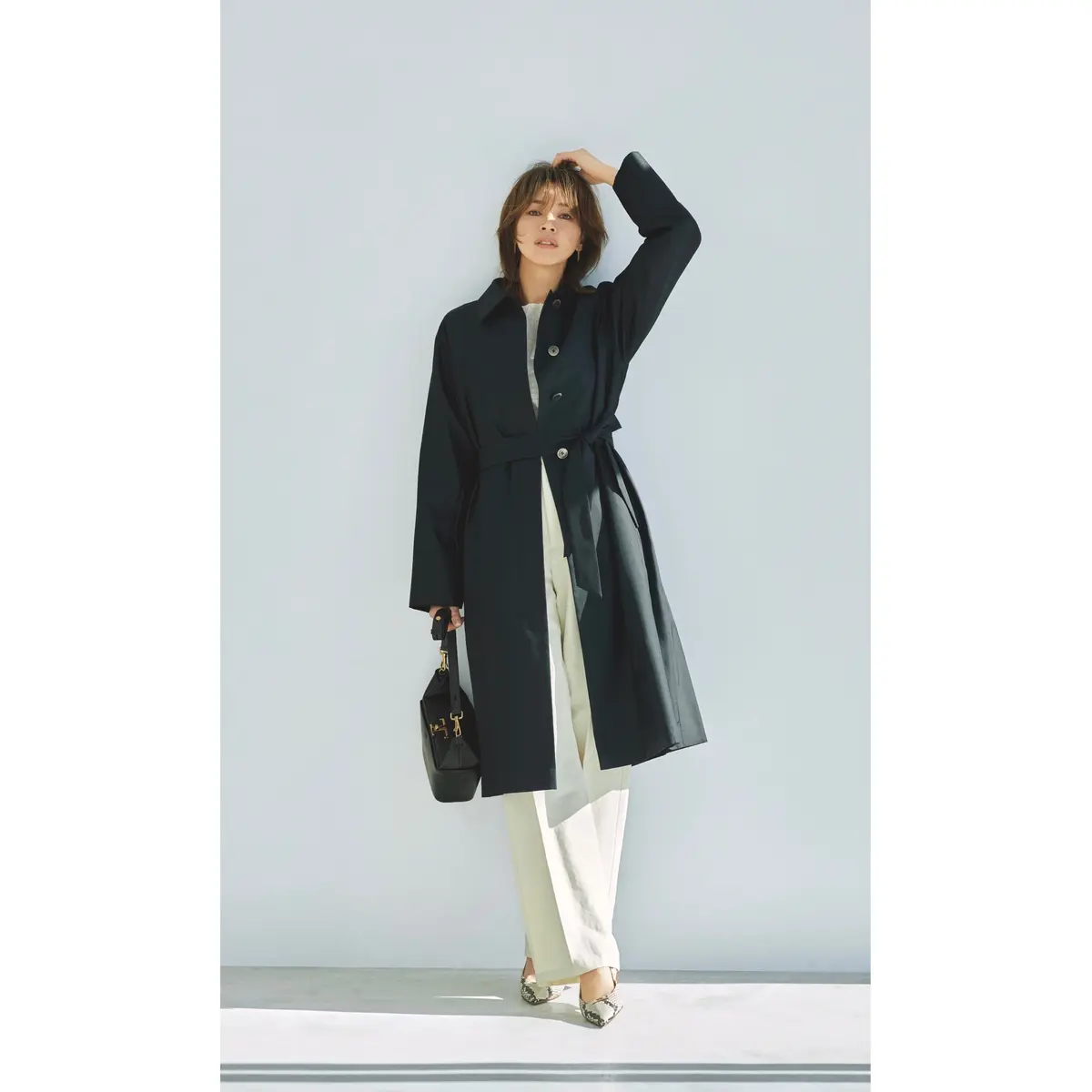 黒ロングコートと白パンツのをモノトーンコーデ　モデル・SHIHO