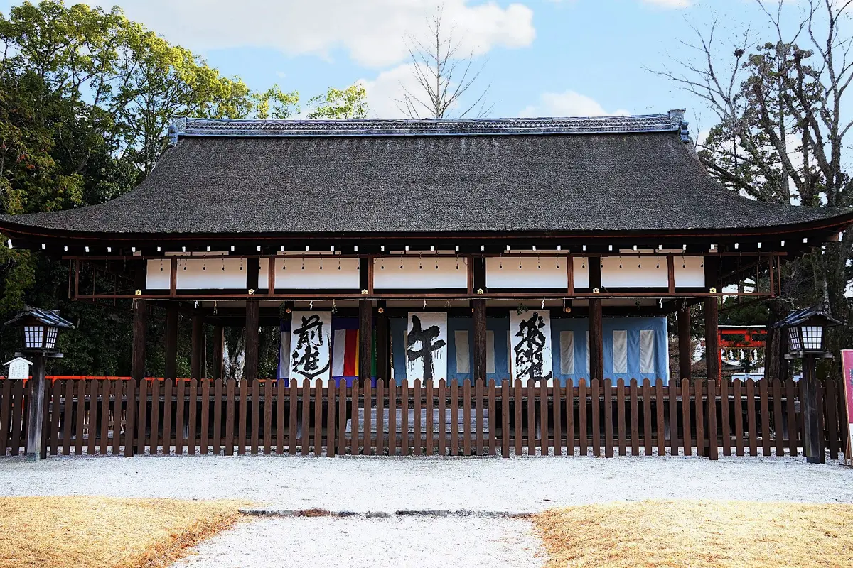 一の鳥居と二の鳥居の間にある建物「外幣殿（げへいでん）」