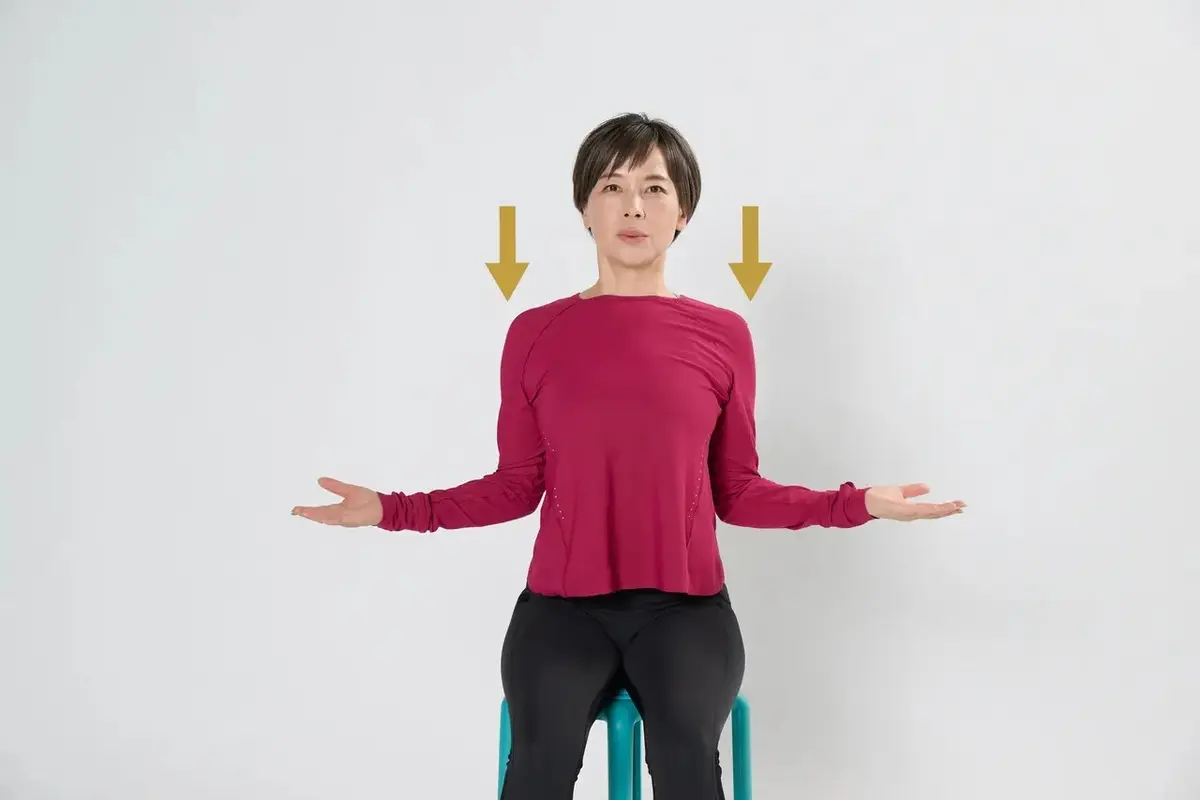 ③息を吐きながら左右の肩をストンと落とし、お腹を締める。このとき、首を伸ばすのを意識。この肩の上げ下げを2回。