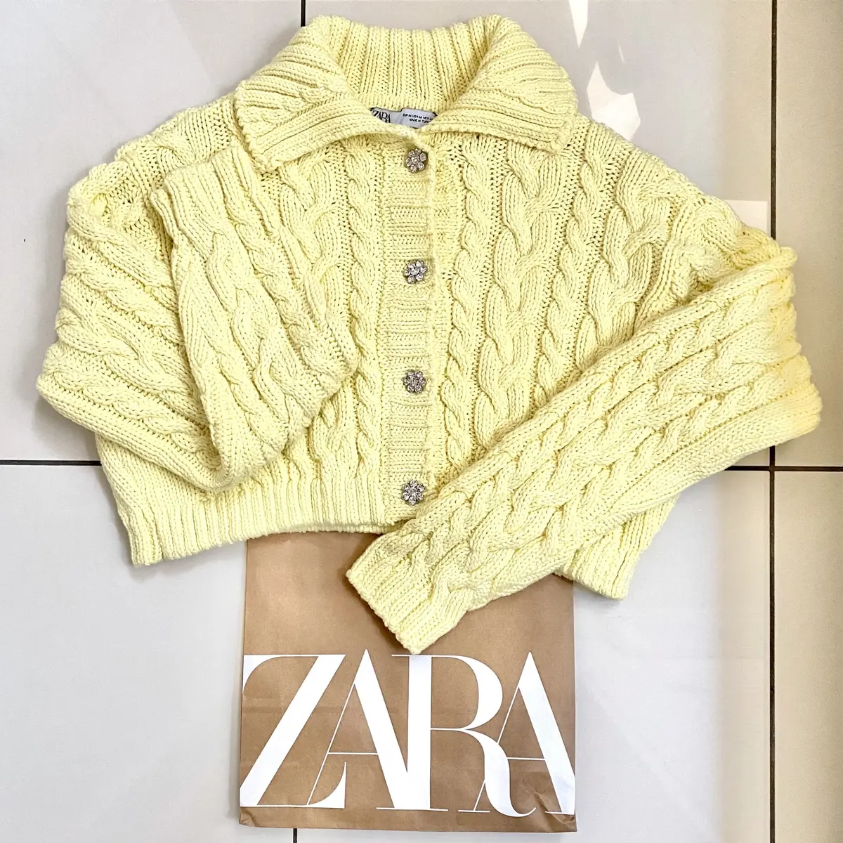 ZARAのライトイエローのカーディガン