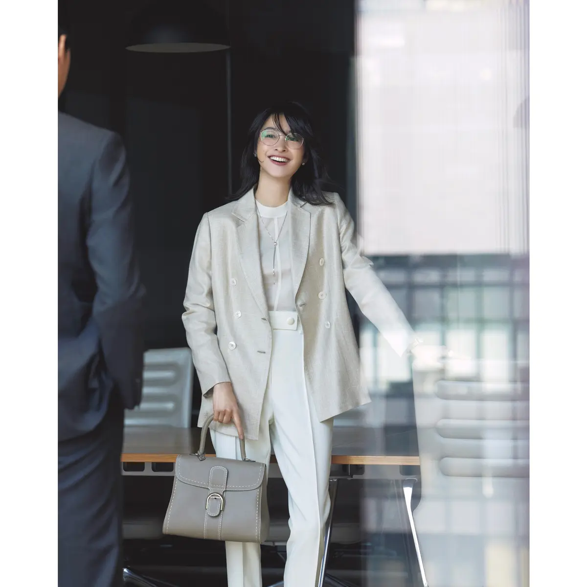 ライトベージュの光沢ジャケットに白ブラウスと白パンツを合わせたコーデ　モデル・絵美里